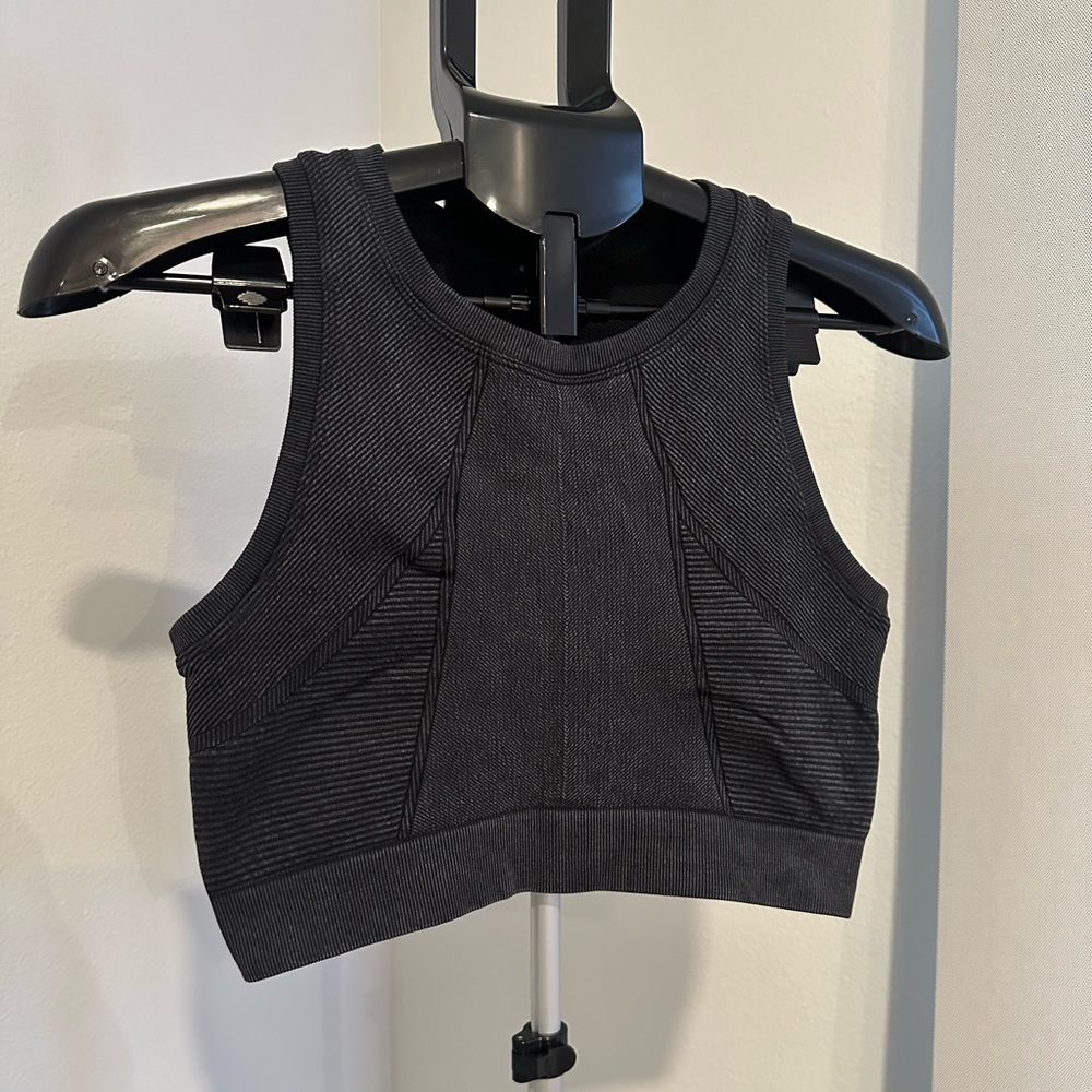 Faded black workout set with crop top bra and matching leggings #activewear